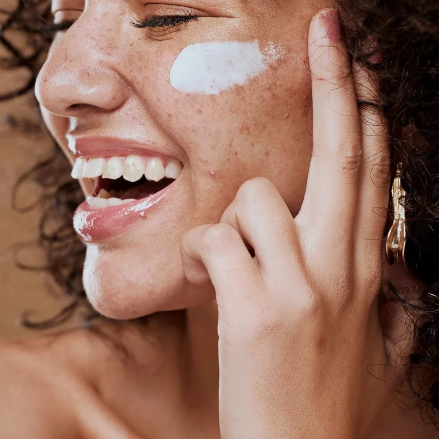 Application d'un soin KUO'S Professional, éclat naturel