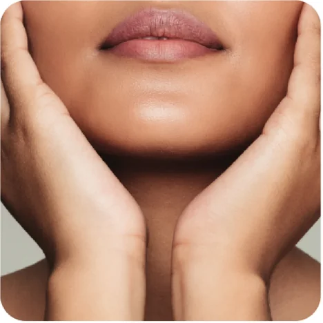 Cliente KUO'S Professional, application d'une crème hydronutritive